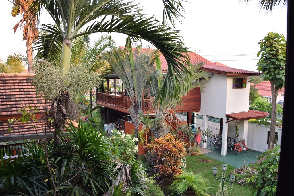 Golden Teak Home Resort Saraphi Zimmer foto